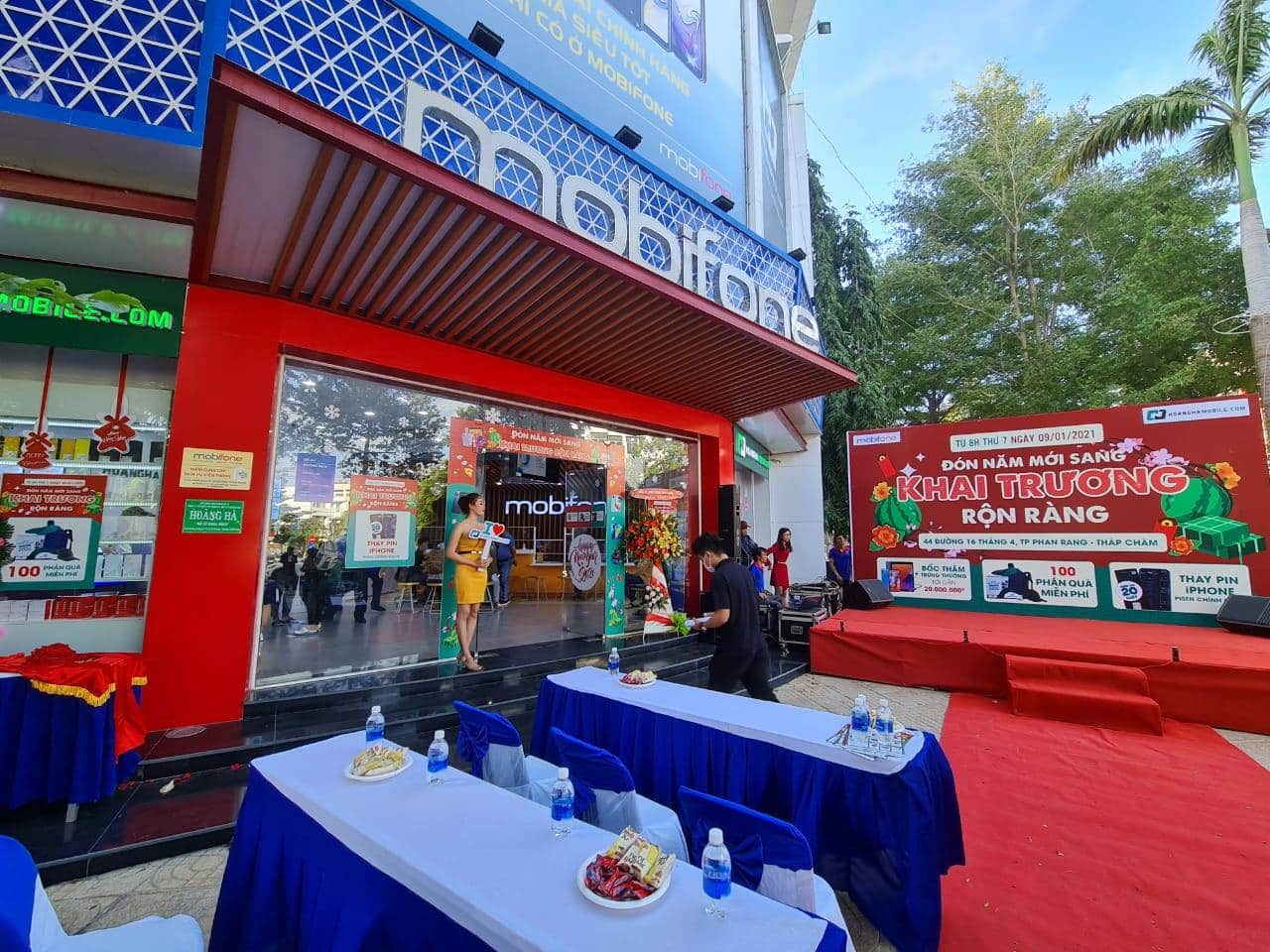 Cửa hàng điện thoại Hoàng Hà Mobile trong ngày khai trương tại chi nhánh Ninh Thuận mới đây